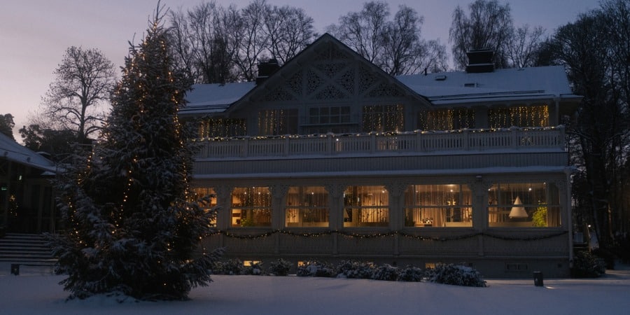 Vackra Ulriksdals Värdshus betäckt i snö under julbordet